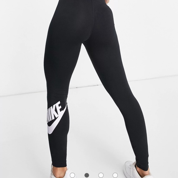 Nike High Rise Essential Leggings in Black With Calf Logo Print - Picture 3 of 7